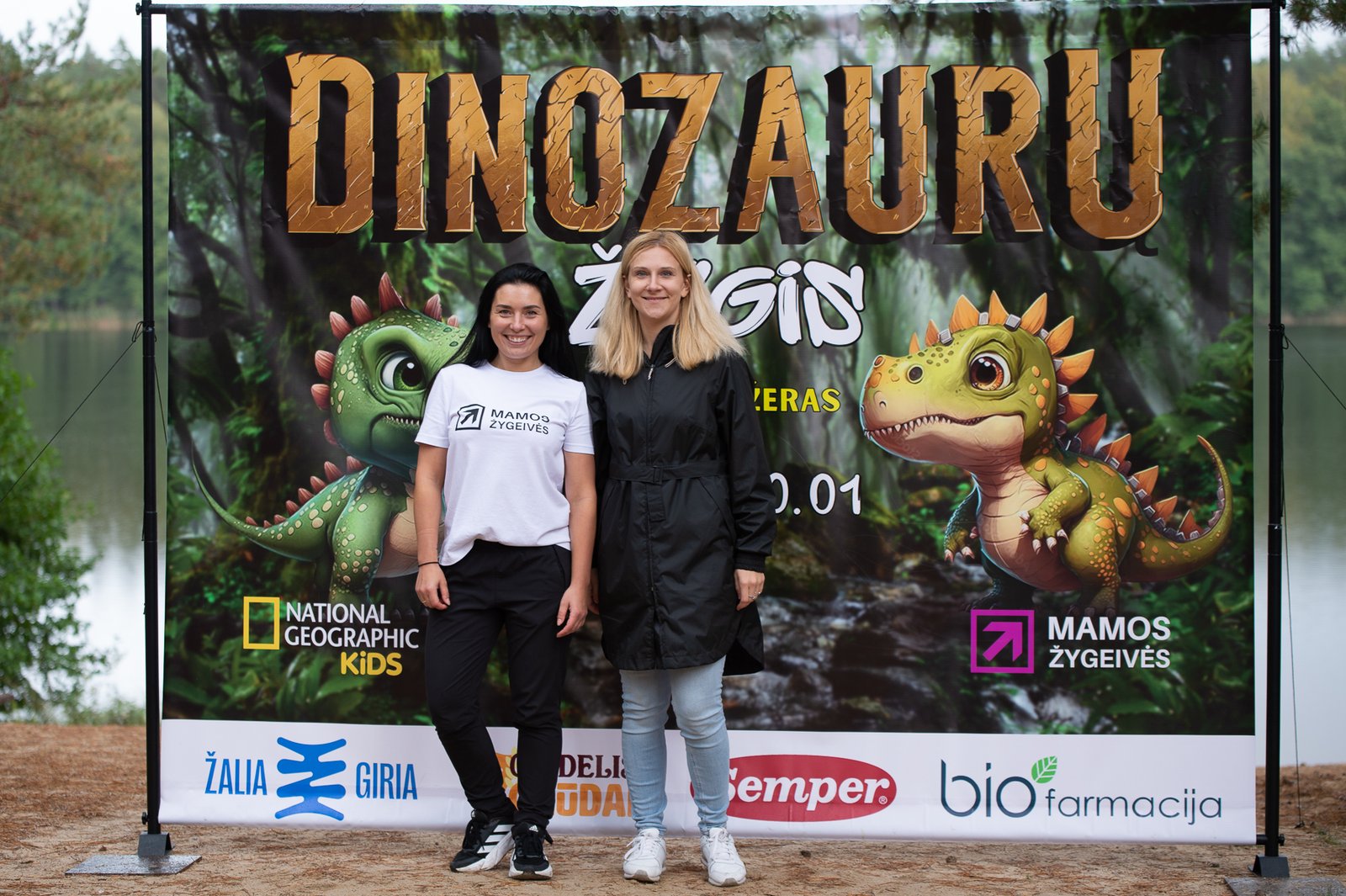 Mamos žygeivės komanda dinozaurų žygyje