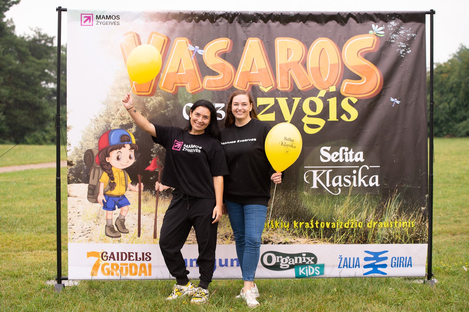 Mamos žygeivės komanda vasaros žygyje šeimoms